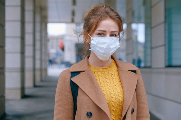 Une femme porte un masque pour rester en bonne santé